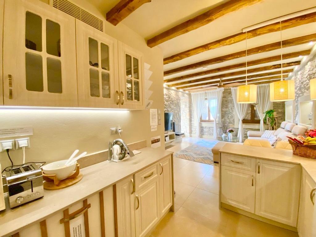 Villasonboard Rock Villa 3 Bed, 3 Bath, Jacuzzi, Seaside Ermióni Kültér fotó