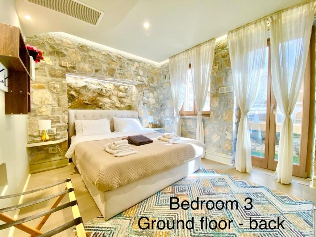Villasonboard Rock Villa 3 Bed, 3 Bath, Jacuzzi, Seaside Ermióni Kültér fotó