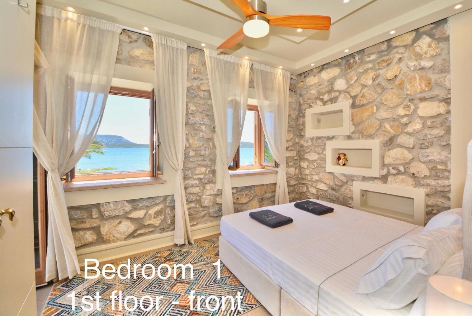 Villasonboard Rock Villa 3 Bed, 3 Bath, Jacuzzi, Seaside Ermióni Kültér fotó