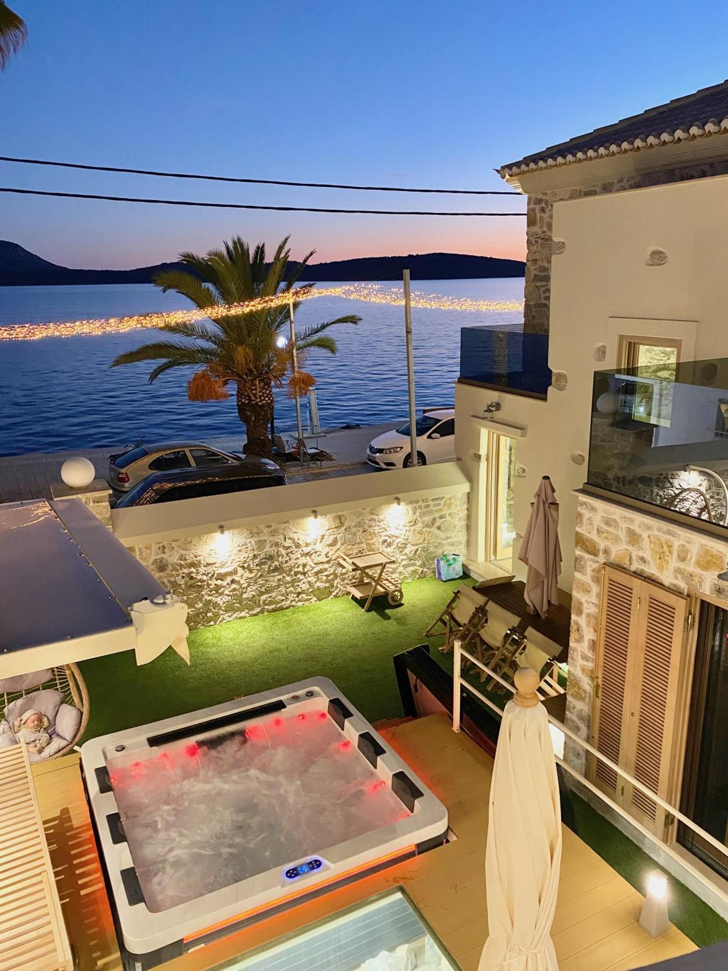 Villasonboard Rock Villa 3 Bed, 3 Bath, Jacuzzi, Seaside Ermióni Kültér fotó
