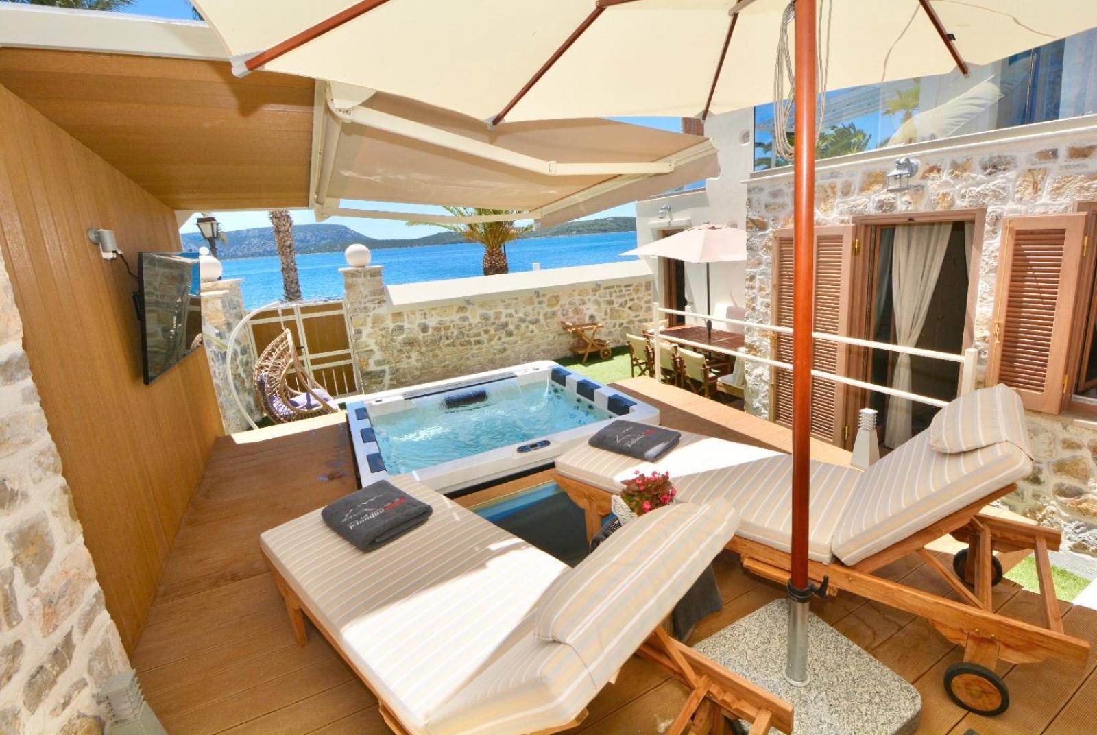 Villasonboard Rock Villa 3 Bed, 3 Bath, Jacuzzi, Seaside Ermióni Kültér fotó